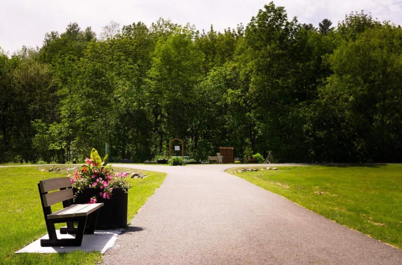 Condo Hotel Au Pied Du Mont Orford Exterior foto