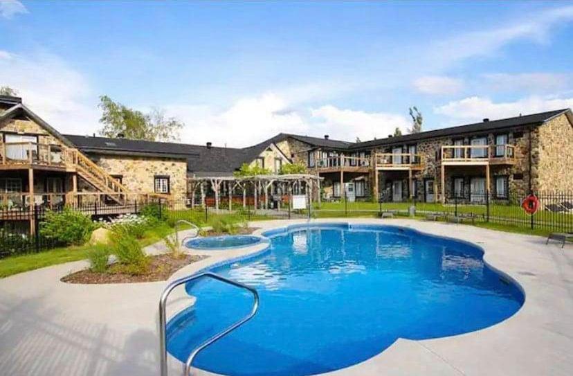 Condo Hotel Au Pied Du Mont Orford Exterior foto